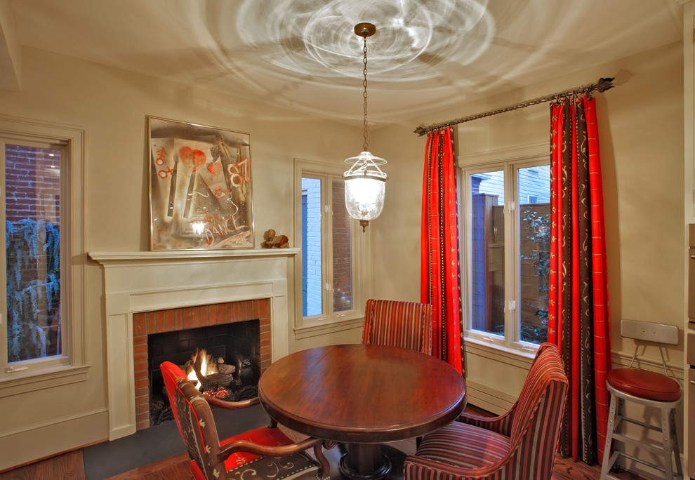 Cette photo montre une petite salle à manger éclectique avec un manteau de cheminée en brique, parquet foncé et une cheminée standard.