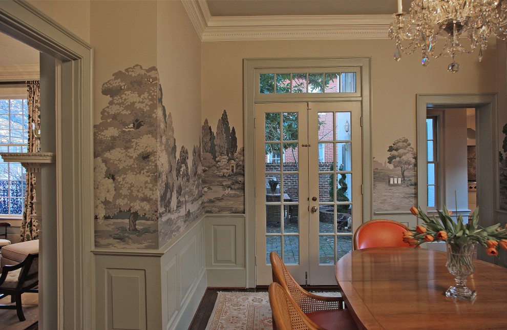 Immagine di una sala da pranzo tradizionale chiusa e di medie dimensioni con pareti beige e parquet scuro