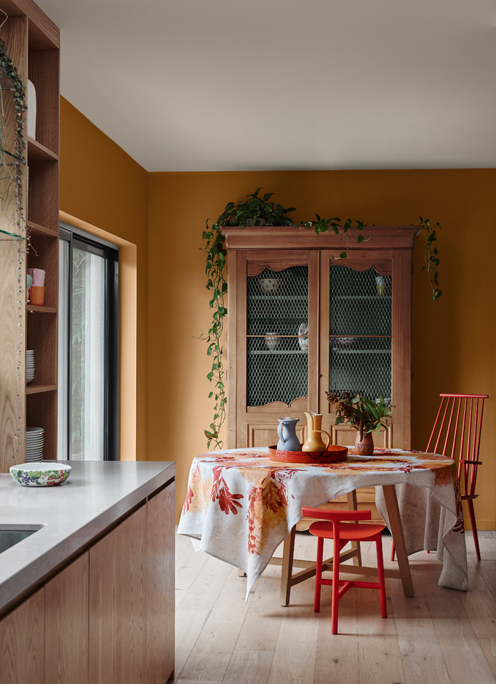 Источник вдохновения для домашнего уюта: кухня-столовая в стиле неоклассика (современная классика) с оранжевыми стенами, светлым паркетным полом и бежевым полом