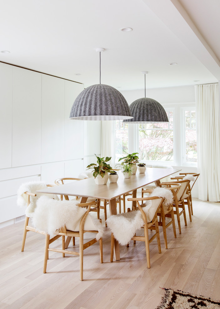 Источник вдохновения для домашнего уюта: большая столовая в скандинавском стиле с белыми стенами, светлым паркетным полом и бежевым полом без камина