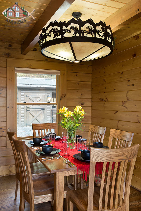 Imagen de comedor rústico de tamaño medio abierto con paredes marrones y suelo de madera en tonos medios