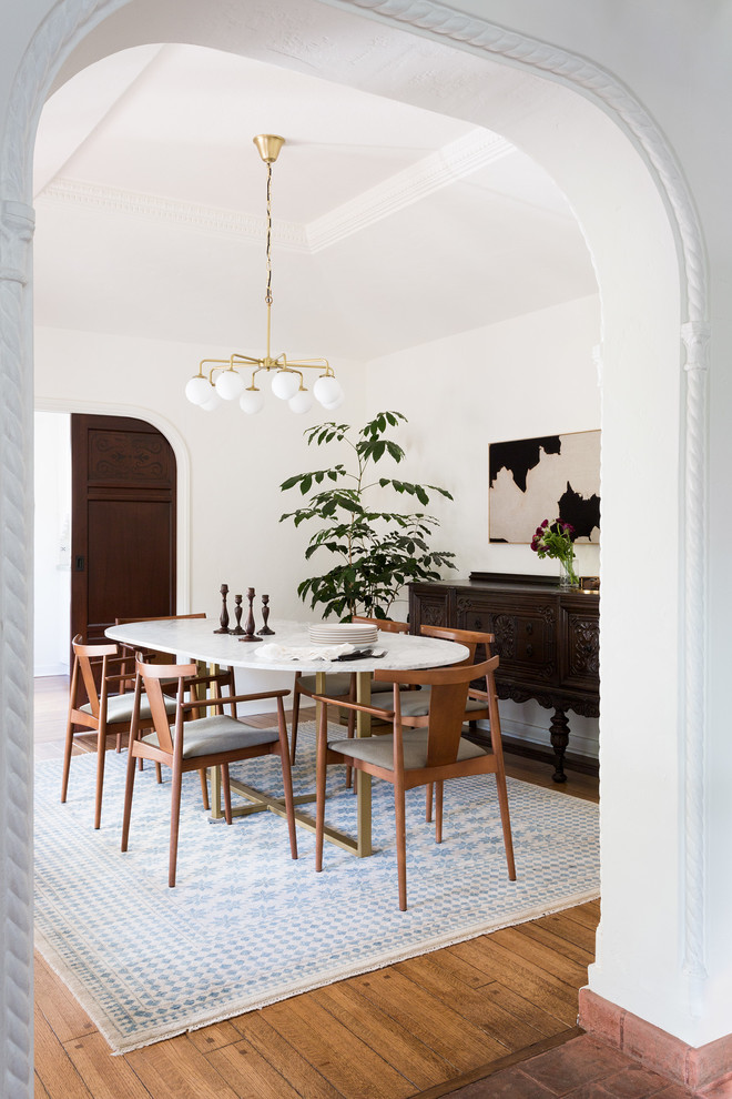 Mittelgroße Mediterrane Wohnküche mit weißer Wandfarbe und braunem Holzboden in Los Angeles