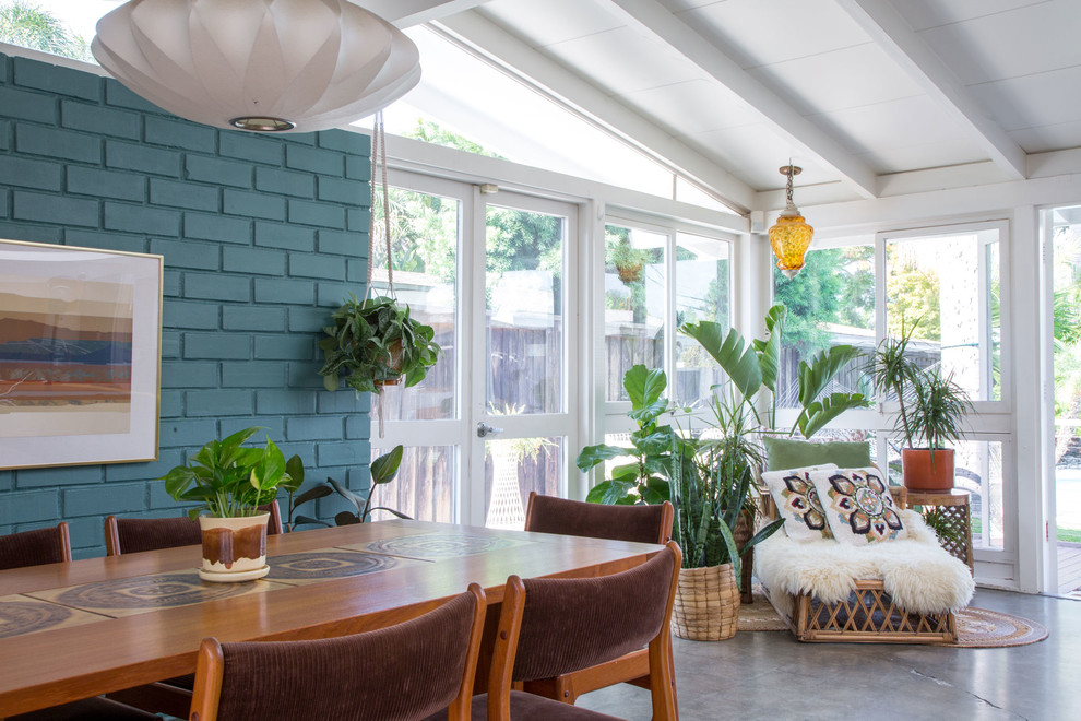Immagine di una sala da pranzo moderna con pareti verdi