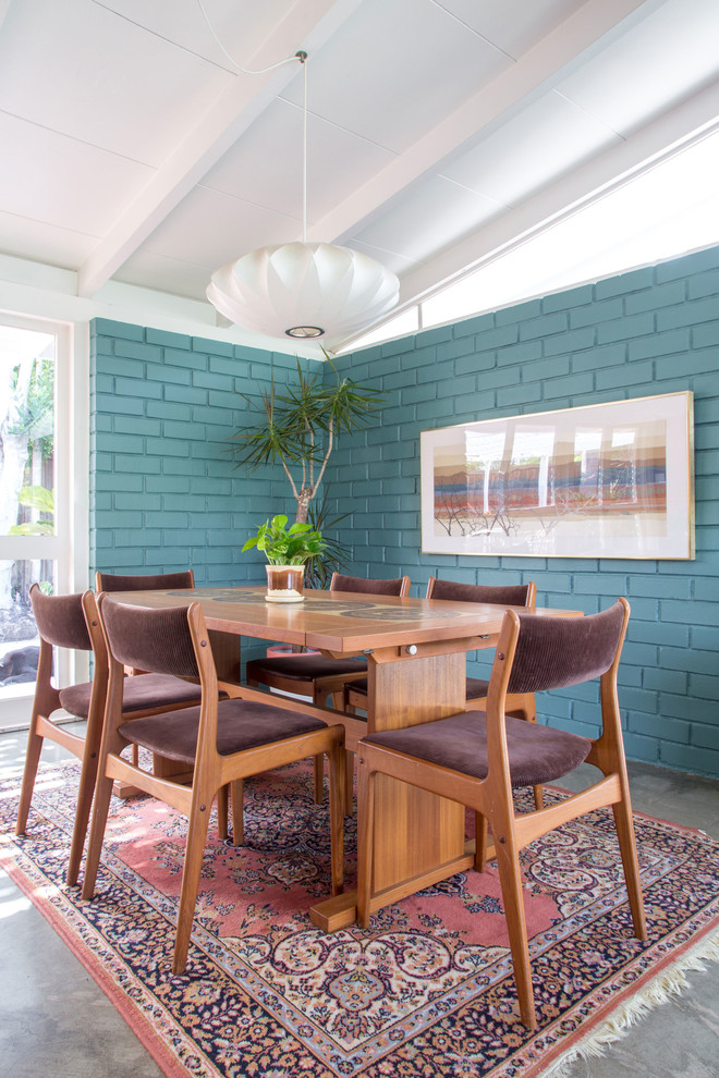 Esempio di una sala da pranzo moderna con pareti verdi