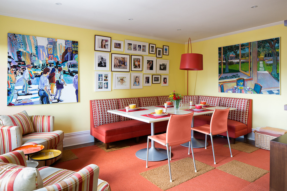 Aménagement d'une petite salle à manger rétro avec un mur jaune et un sol rouge.
