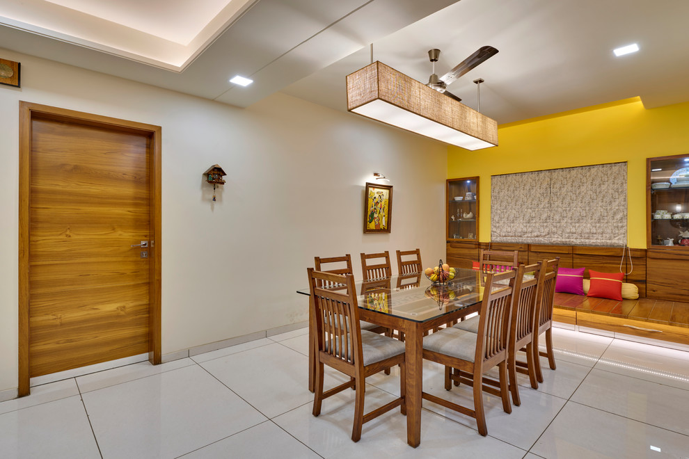 Foto di una sala da pranzo etnica chiusa con pareti beige e pavimento grigio