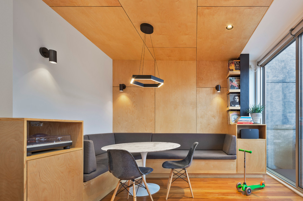 Diseño de comedor de cocina moderno pequeño con paredes multicolor y suelo de madera clara