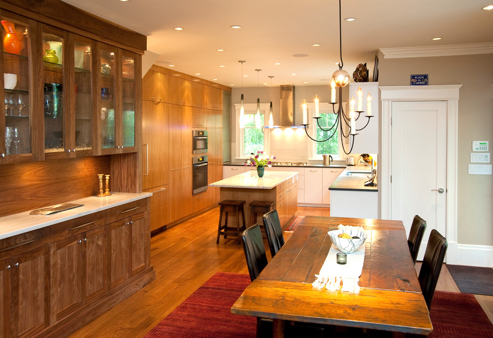 Idées déco pour une salle à manger ouverte sur la cuisine contemporaine de taille moyenne avec un mur beige et un sol en bois brun.