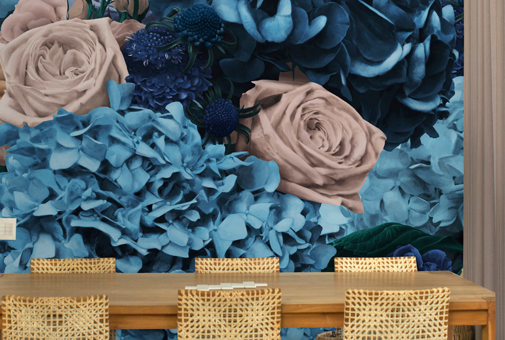 На фото: столовая в современном стиле с синими стенами с