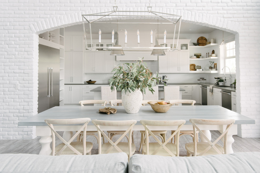 Idee per una grande sala da pranzo aperta verso la cucina tradizionale con parquet chiaro e pavimento grigio