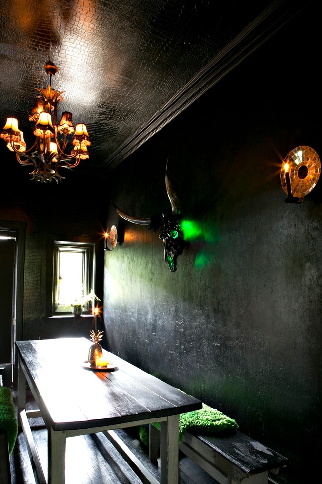バークシャーにあるエクレクティックスタイルのおしゃれなダイニングキッチン (黒い壁、濃色無垢フローリング) の写真