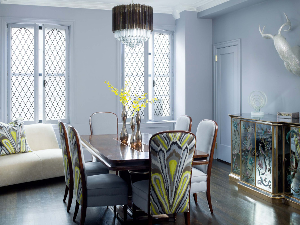 Источник вдохновения для домашнего уюта: столовая в современном стиле с синими стенами, темным паркетным полом и коричневым полом