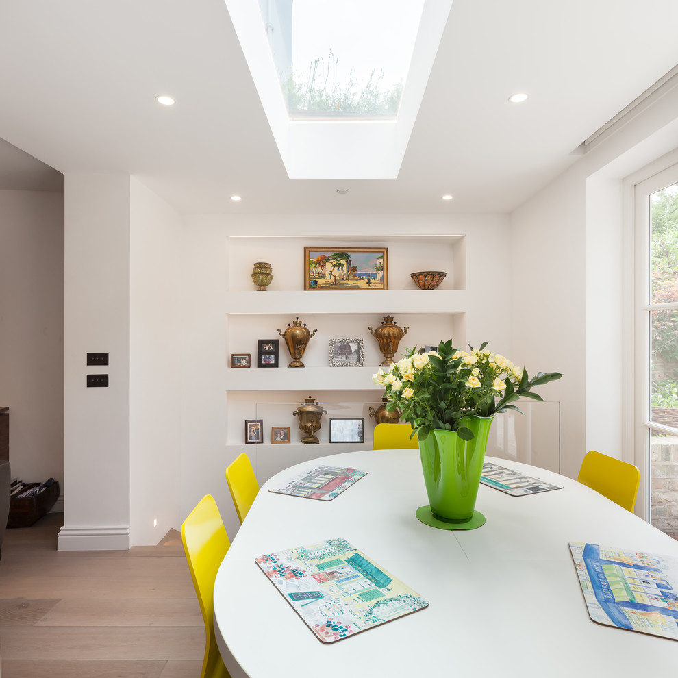 Mittelgroße Moderne Wohnküche mit hellem Holzboden und braunem Boden in London