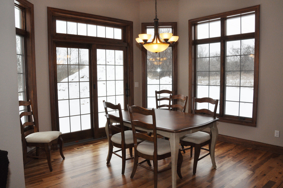 Esempio di una sala da pranzo aperta verso la cucina classica di medie dimensioni con pareti beige e pavimento in legno massello medio