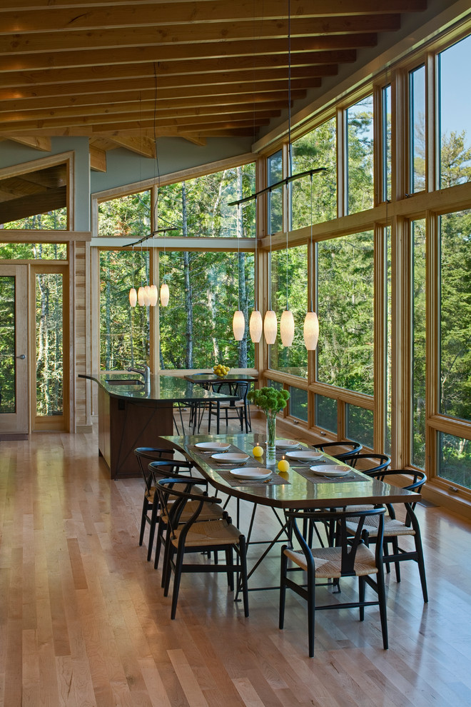 Idee per una piccola sala da pranzo aperta verso la cucina stile rurale con pavimento in legno massello medio e pavimento beige