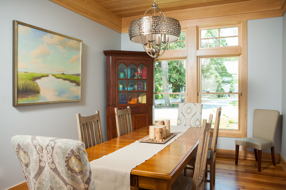 Esempio di una piccola sala da pranzo costiera con pareti blu e parquet chiaro
