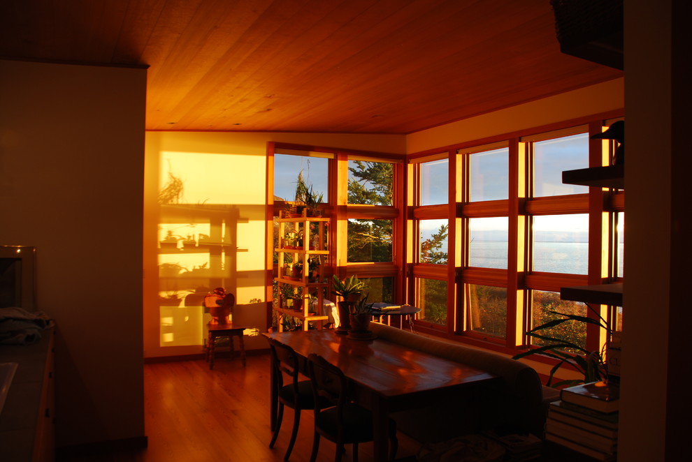 Kleine Moderne Wohnküche mit weißer Wandfarbe und hellem Holzboden in Seattle