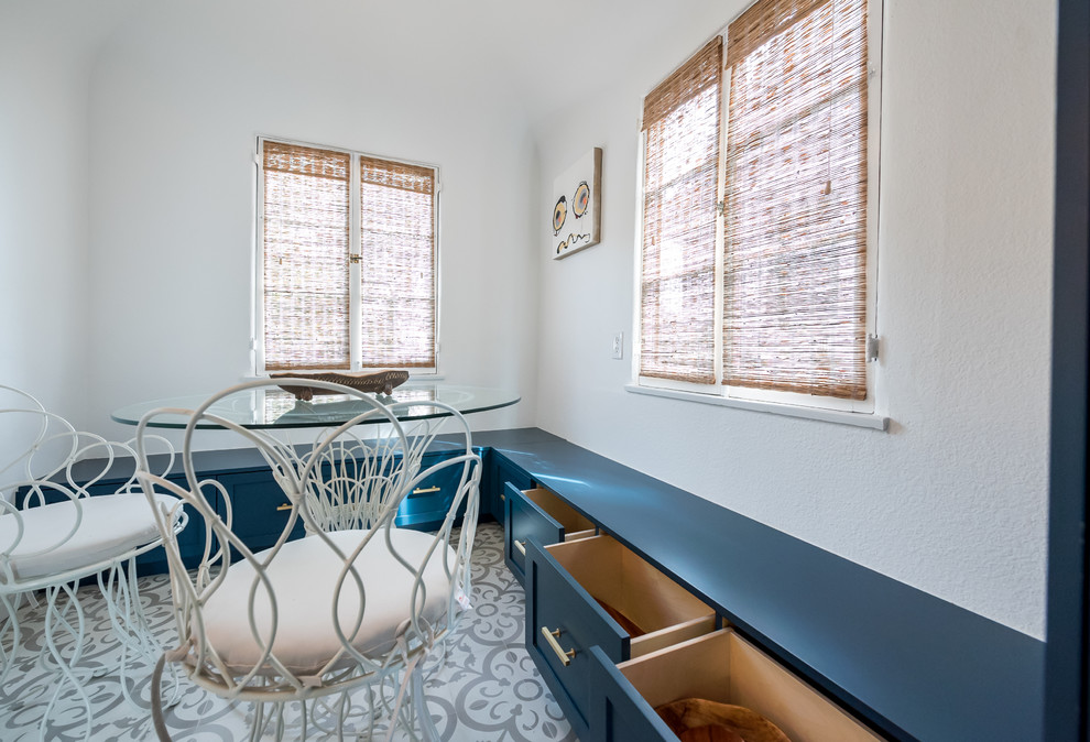 Immagine di una piccola sala da pranzo aperta verso la cucina design con pareti bianche, pavimento con piastrelle in ceramica, nessun camino e pavimento bianco