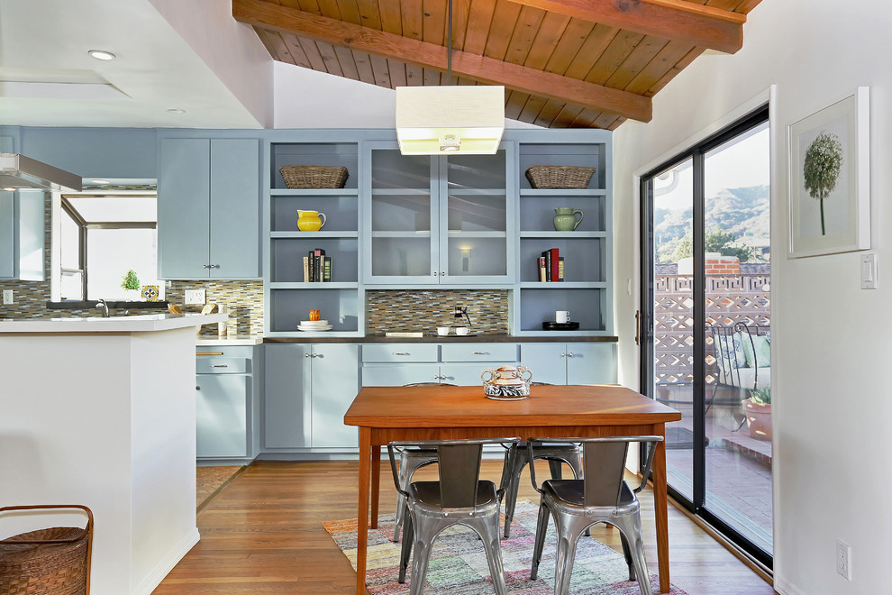 Ispirazione per una sala da pranzo aperta verso la cucina contemporanea con pareti bianche e pavimento in legno massello medio
