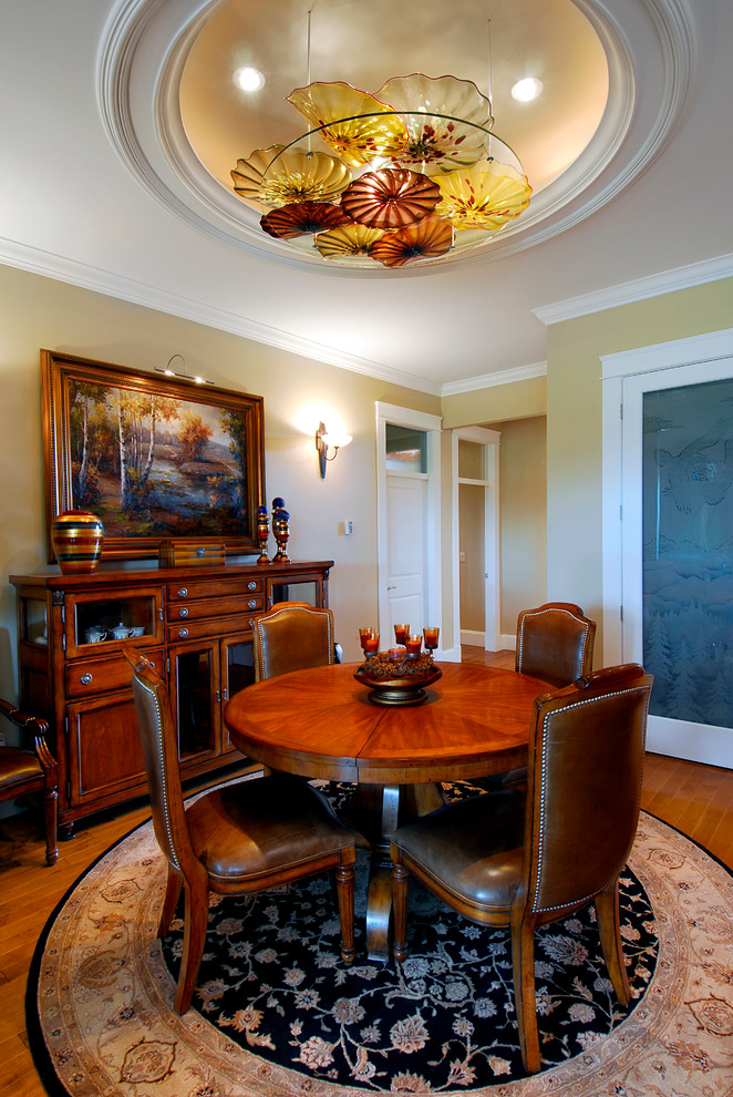 Diseño de comedor clásico con paredes amarillas y suelo de madera en tonos medios