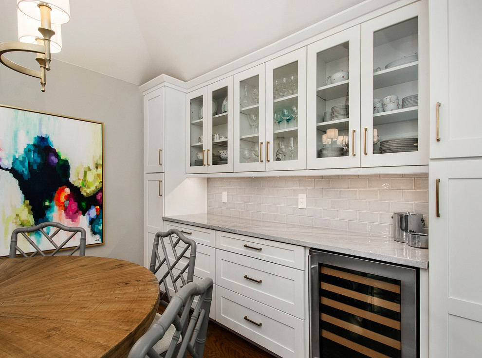 Kleine Klassische Wohnküche mit grauer Wandfarbe, braunem Holzboden und braunem Boden in Dallas