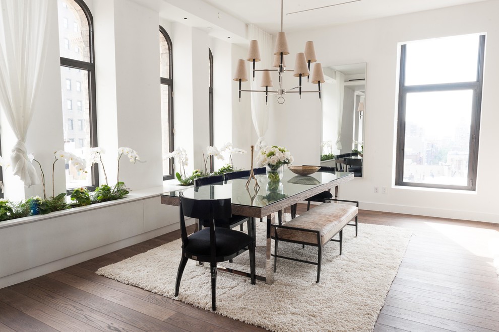 Foto de comedor actual con paredes blancas y suelo de madera oscura