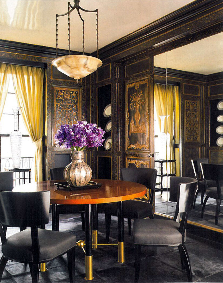 Modernes Esszimmer mit schwarzer Wandfarbe in New York