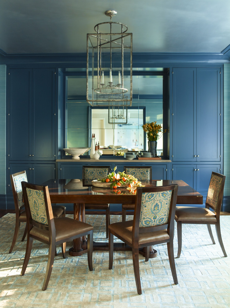 Ispirazione per una sala da pranzo tradizionale con pareti blu