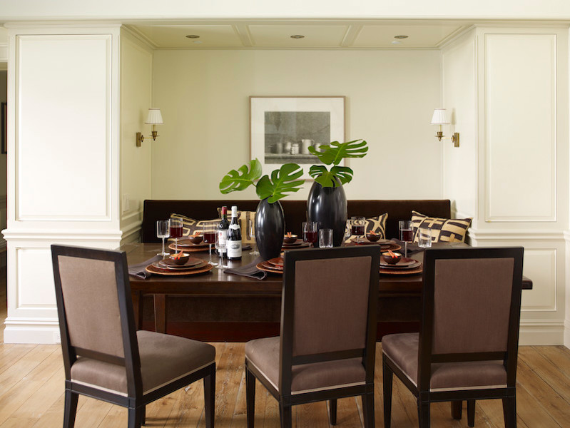 Стильный дизайн: огромная гостиная-столовая в классическом стиле с бежевыми стенами, светлым паркетным полом, стандартным камином, фасадом камина из камня и коричневым полом - последний тренд