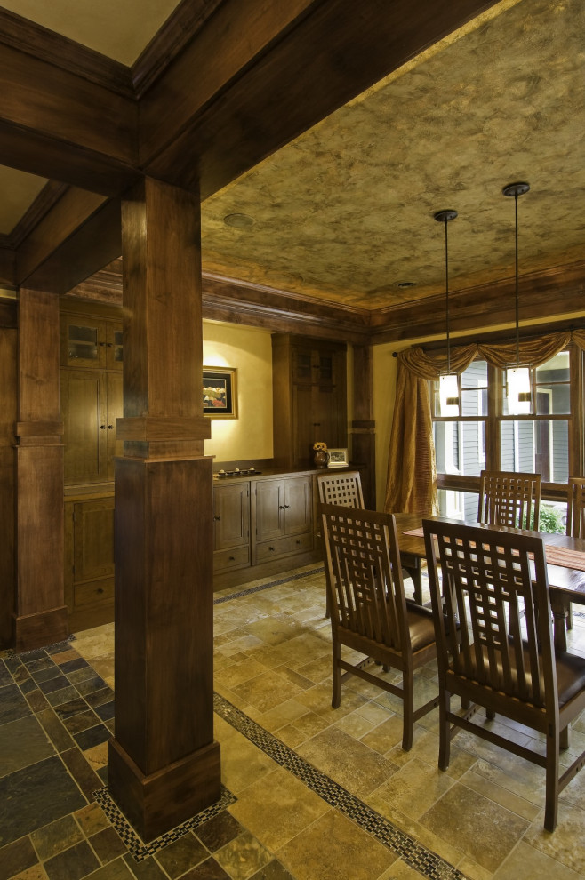 Esempio di una grande sala da pranzo aperta verso la cucina american style con pareti gialle, pavimento in pietra calcarea e pavimento multicolore