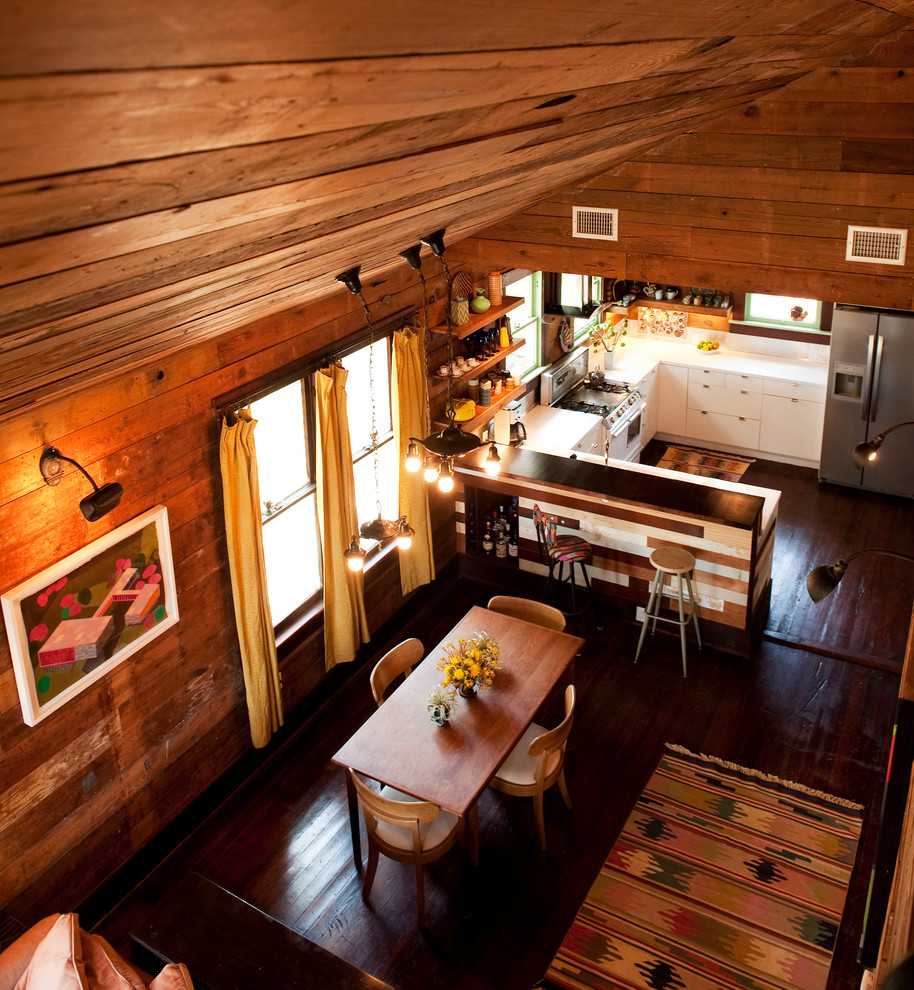 Bild på en mellanstor eklektisk matplats med öppen planlösning, med bruna väggar och mörkt trägolv
