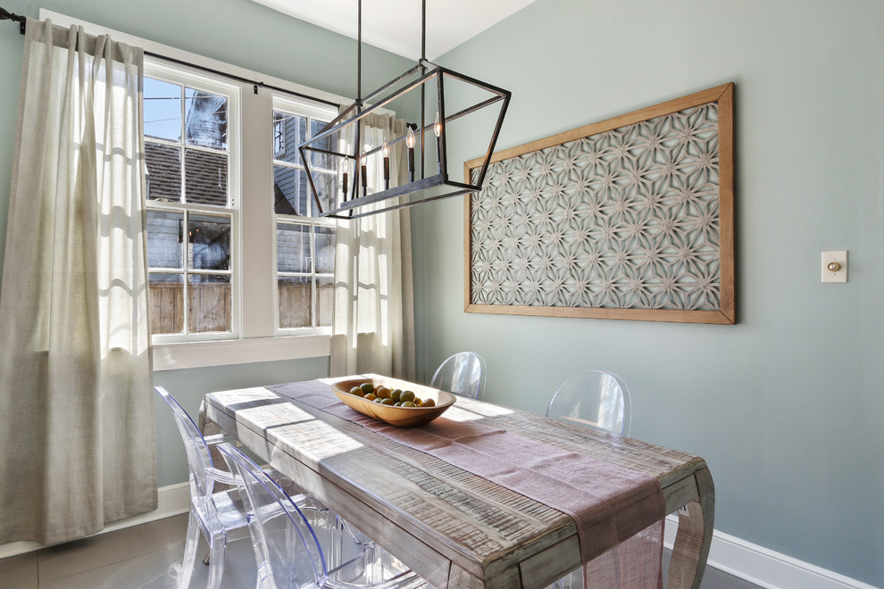 Cette image montre une salle à manger traditionnelle avec un sol gris et un mur vert.