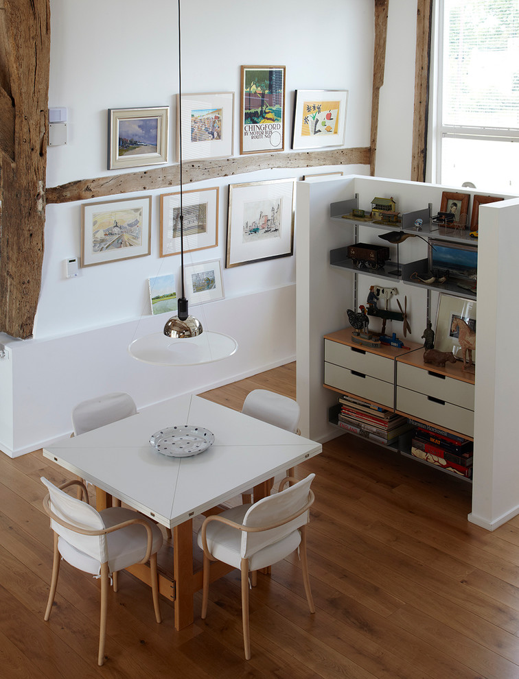Foto på ett mellanstort eklektiskt kök med matplats, med vita väggar och mellanmörkt trägolv
