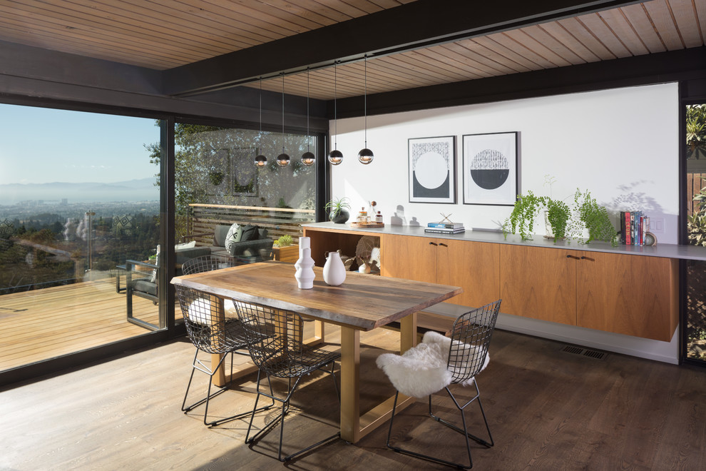 Esempio di una sala da pranzo aperta verso il soggiorno moderna con pareti bianche, parquet scuro e pavimento marrone