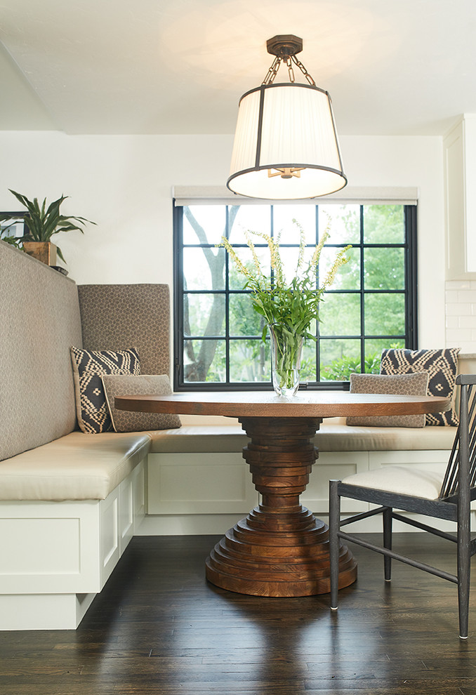 Стильный дизайн: столовая в стиле неоклассика (современная классика) с с кухонным уголком, белыми стенами, темным паркетным полом и коричневым полом - последний тренд