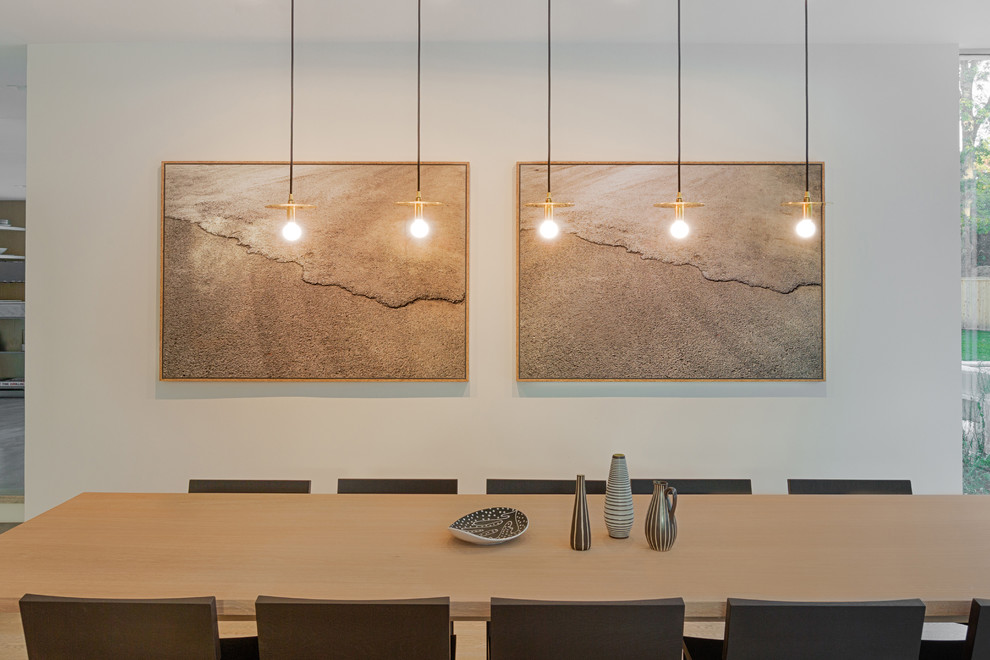 Idee per una sala da pranzo aperta verso la cucina minimalista di medie dimensioni con pareti bianche e parquet chiaro