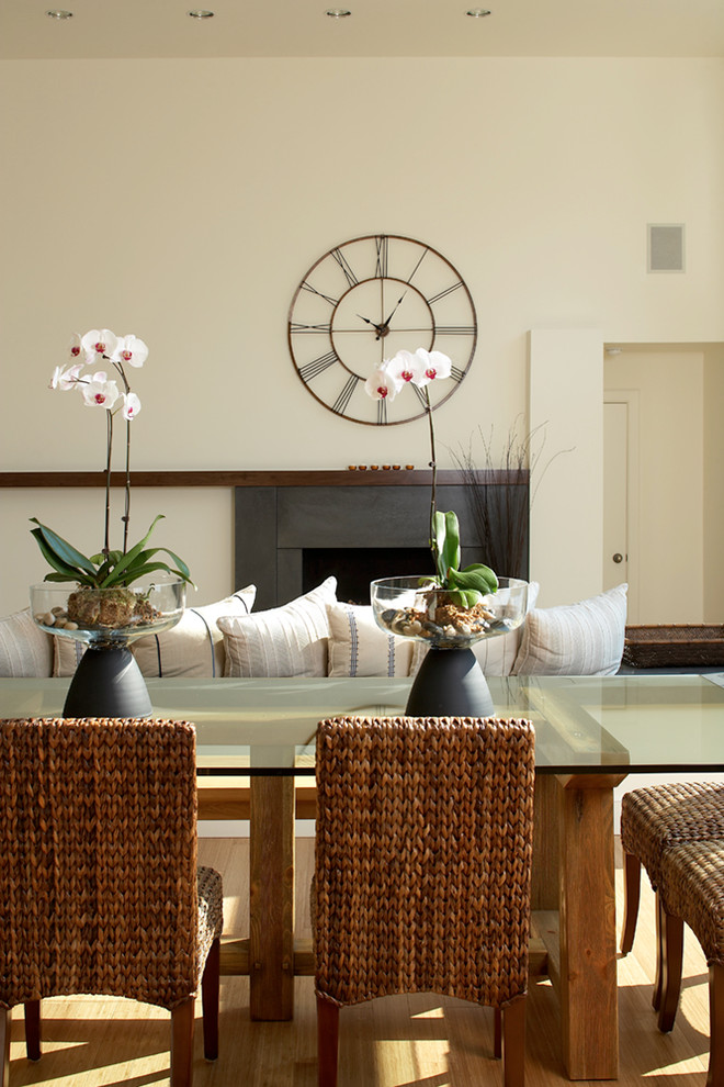 Foto di una grande sala da pranzo aperta verso il soggiorno minimal con pavimento in bambù e pareti beige