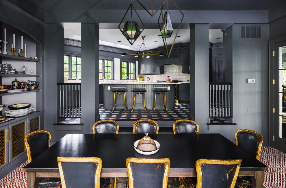 Cette image montre une salle à manger ouverte sur la cuisine bohème de taille moyenne avec un mur gris, aucune cheminée et moquette.