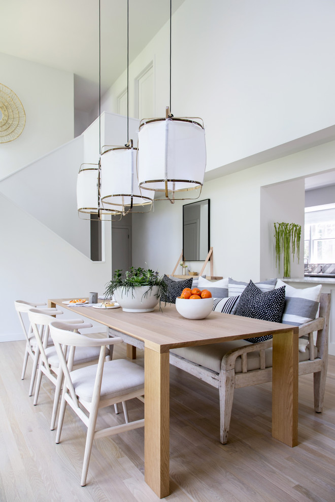 Ispirazione per una sala da pranzo aperta verso il soggiorno classica di medie dimensioni con pareti bianche, parquet chiaro e pavimento beige