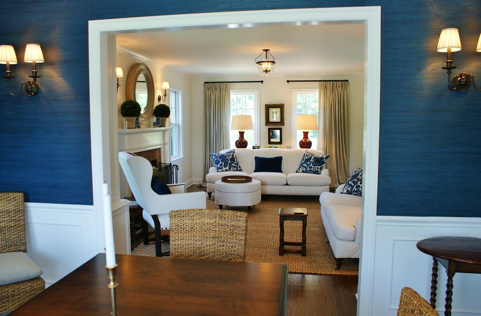 Foto di una sala da pranzo aperta verso il soggiorno stile marino di medie dimensioni con pareti blu, parquet scuro e camino classico