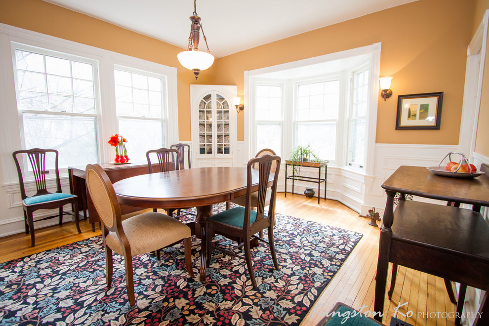 Источник вдохновения для домашнего уюта: столовая в стиле рустика с оранжевыми стенами