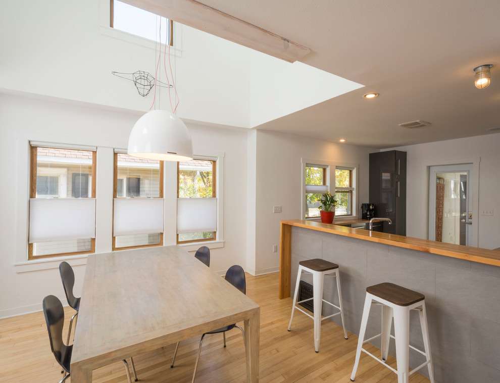 Стильный дизайн: кухня-столовая среднего размера в скандинавском стиле с белыми стенами - последний тренд
