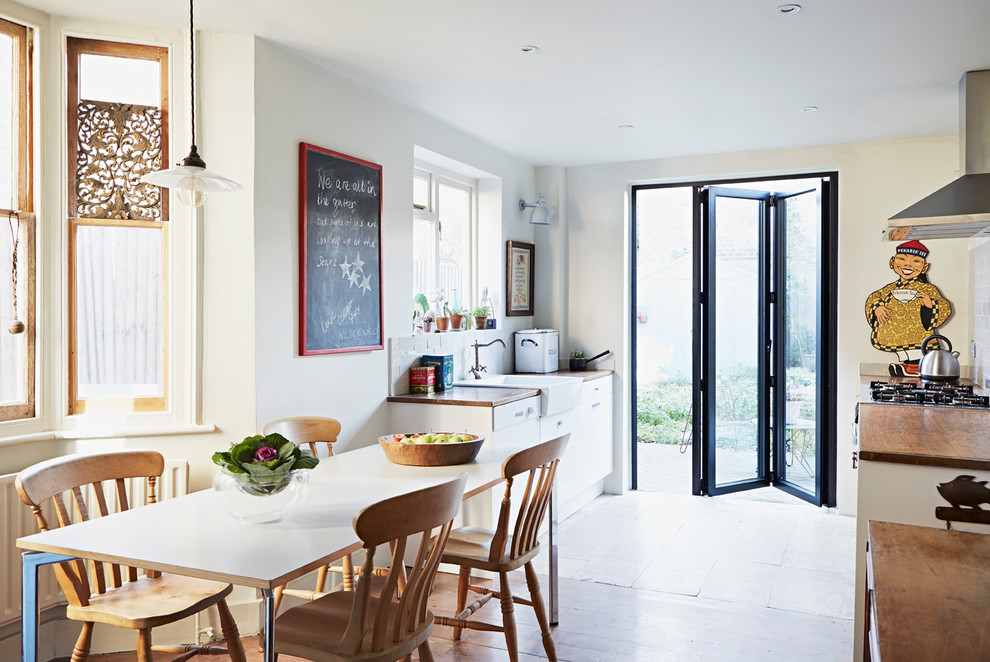 Свежая идея для дизайна: кухня-столовая среднего размера в стиле фьюжн с белыми стенами - отличное фото интерьера