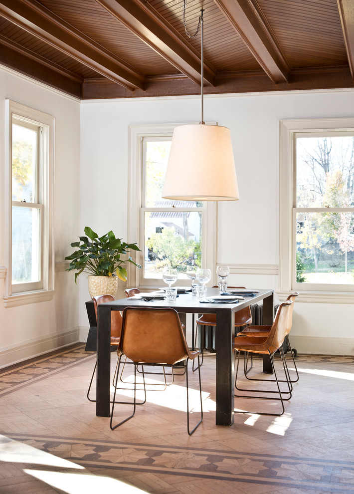 Idées déco pour une salle à manger classique avec un mur blanc, un sol en bois brun et un sol marron.