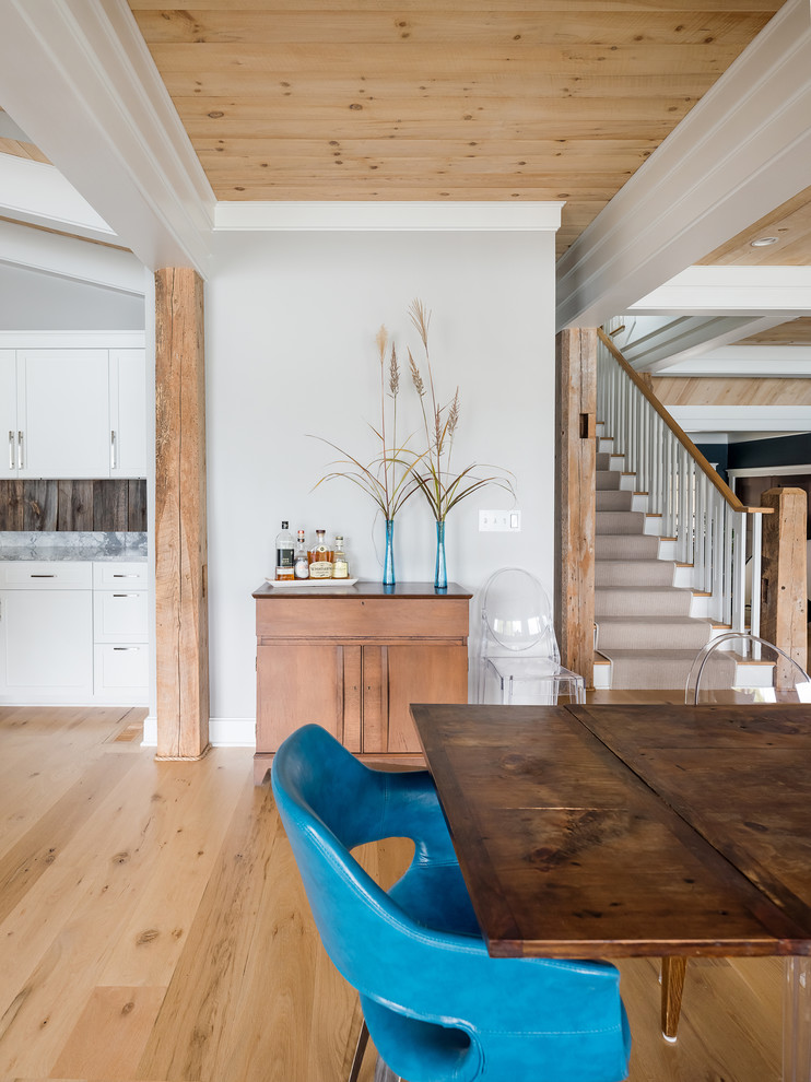Geräumige Urige Wohnküche mit weißer Wandfarbe, hellem Holzboden und beigem Boden in New York