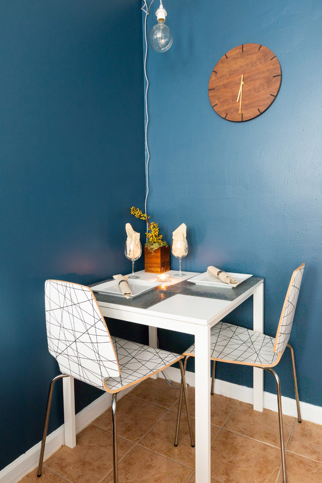 Пример оригинального дизайна: маленькая столовая в стиле ретро с синими стенами без камина для на участке и в саду