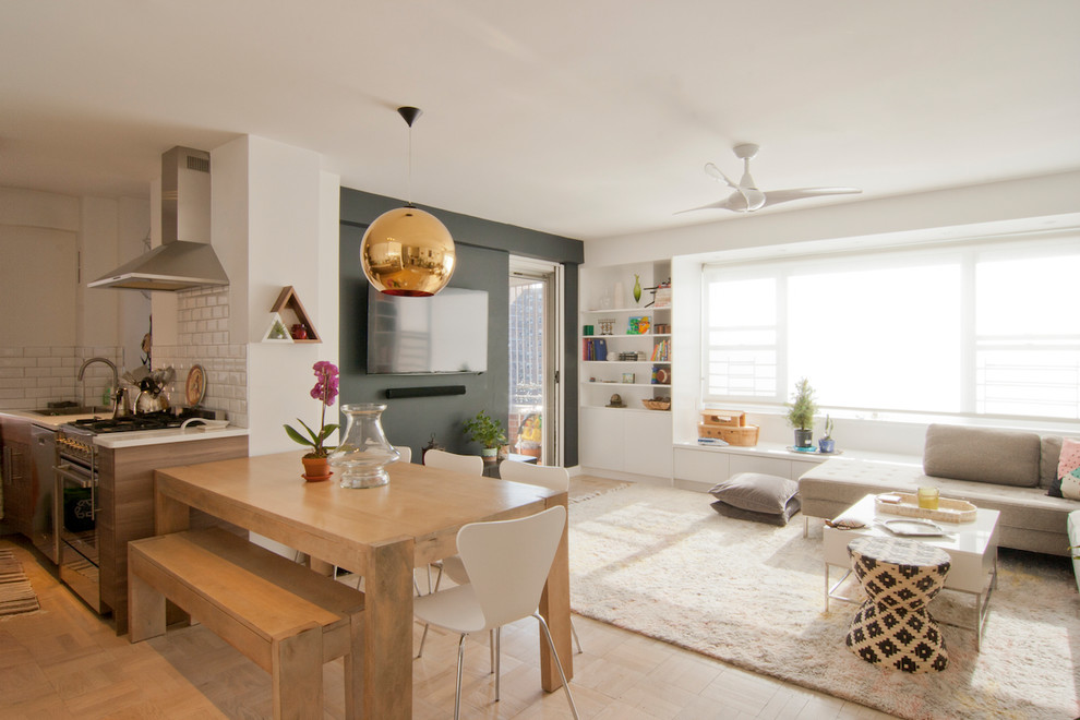 Kleine Moderne Wohnküche mit weißer Wandfarbe, hellem Holzboden und beigem Boden in New York