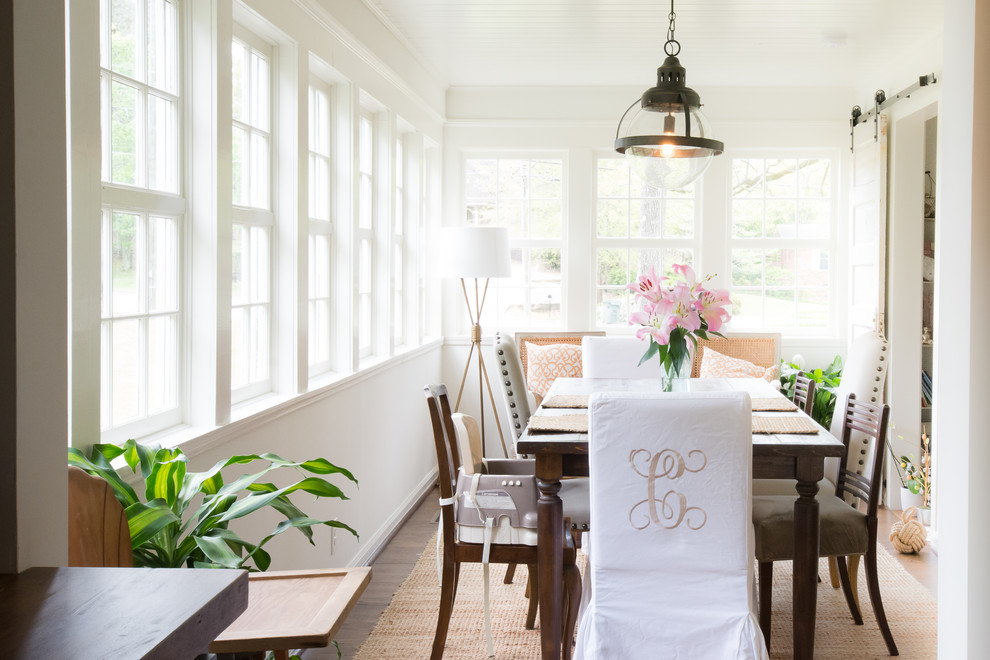 Mittelgroße Shabby-Style Wohnküche mit weißer Wandfarbe, dunklem Holzboden und braunem Boden in Atlanta