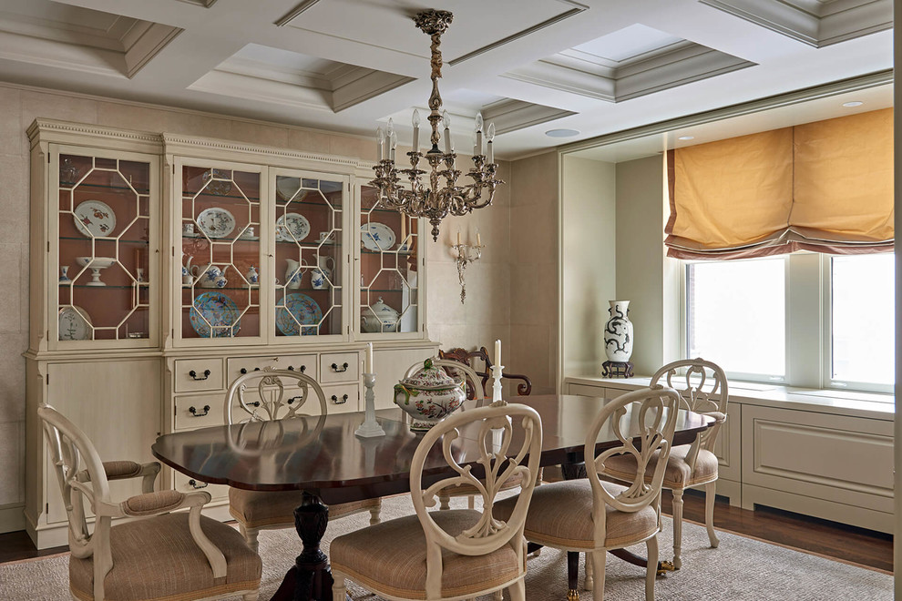 Inspiration pour une salle à manger ouverte sur la cuisine traditionnelle de taille moyenne avec un mur beige, parquet foncé, aucune cheminée et un sol marron.