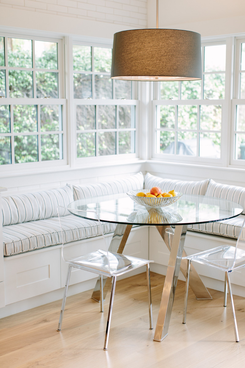Foto di una sala da pranzo aperta verso la cucina chic con pareti bianche, parquet chiaro e pavimento beige